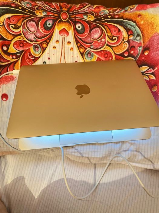 Продам Макбук intel core 5