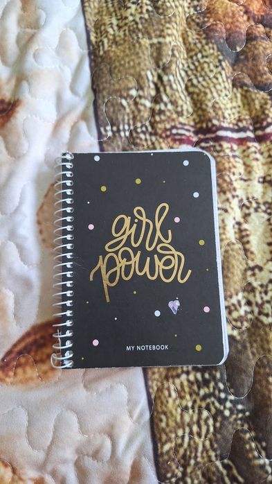 Чернен тефтер с надпис girl power
