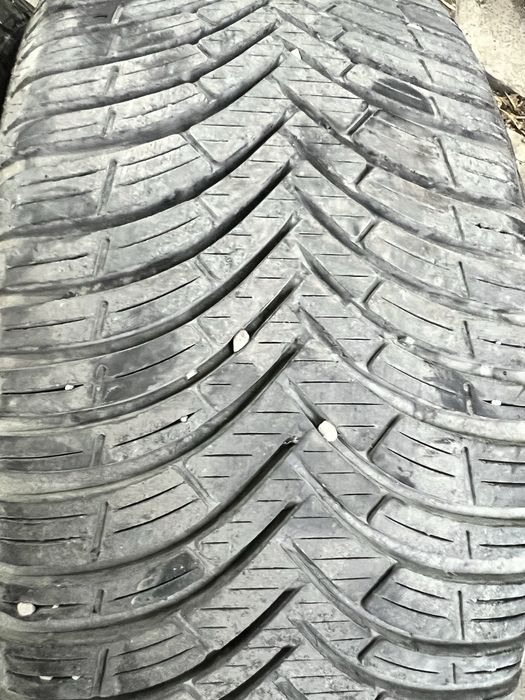 2бр всесезонни гуми 235-45-18