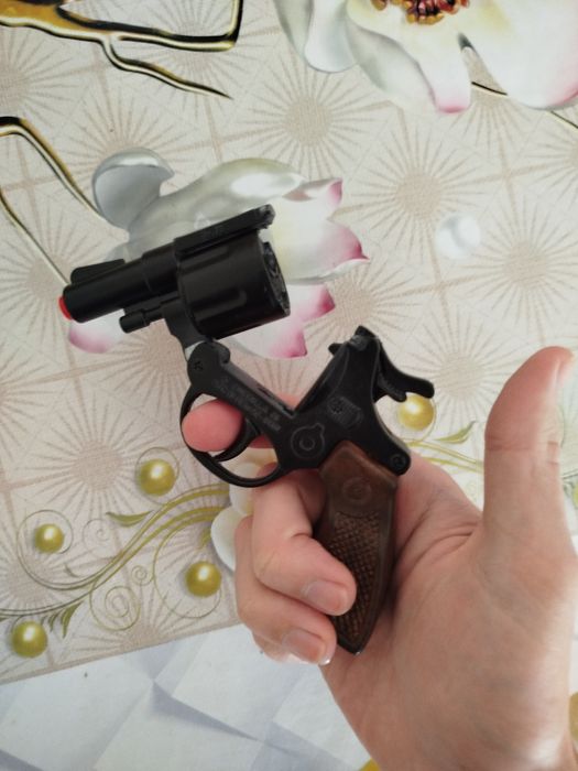 Заголовок: Прочный Металлический Револьвер (на пистонах)