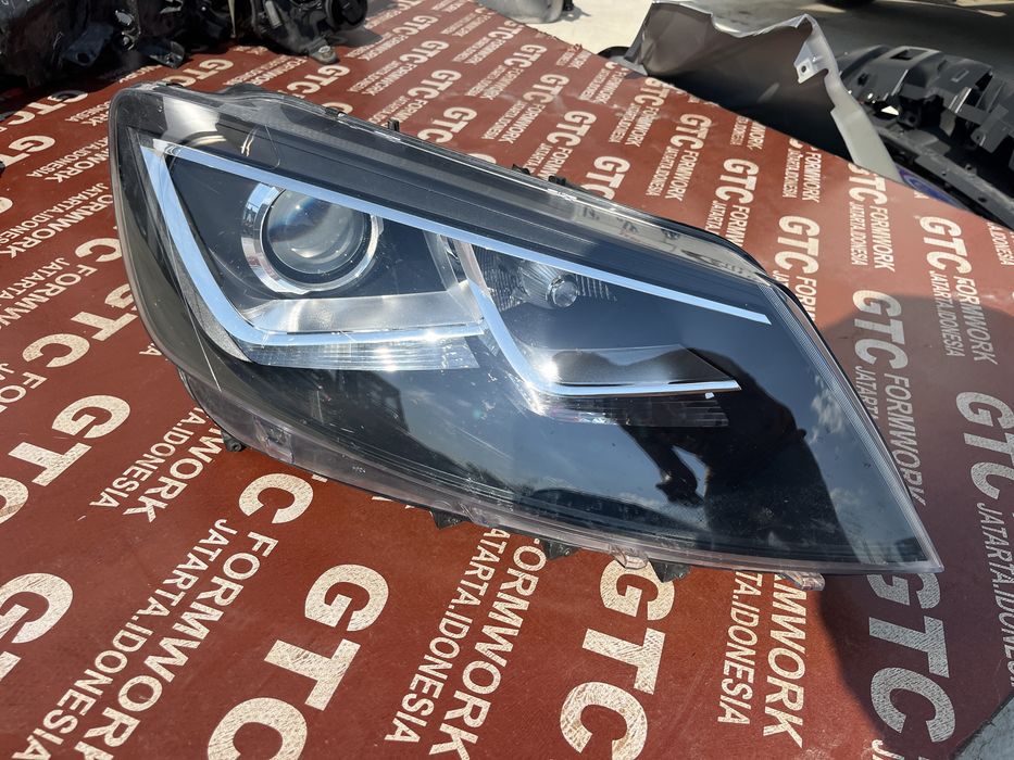 Фар Seat Alhambra Xenon