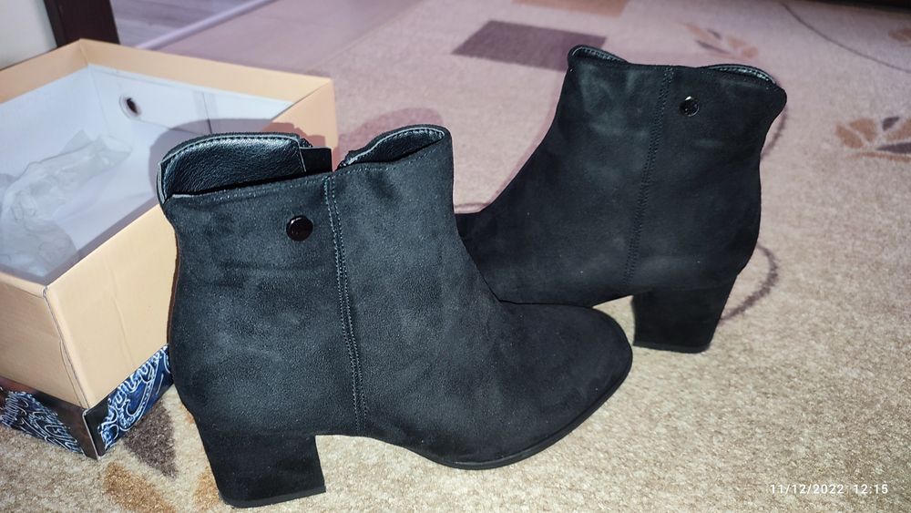 Дамски велурени боти