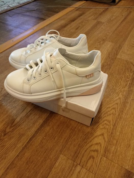 Продам кроссовки