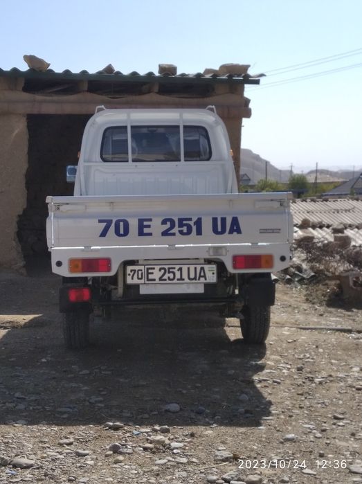 Mashina yangi holatda turipti