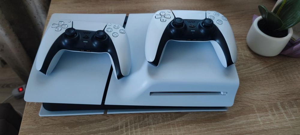 Vând consolă PlayStation 5 PS5 slim 1tb model cu disc  cu factură și garanție