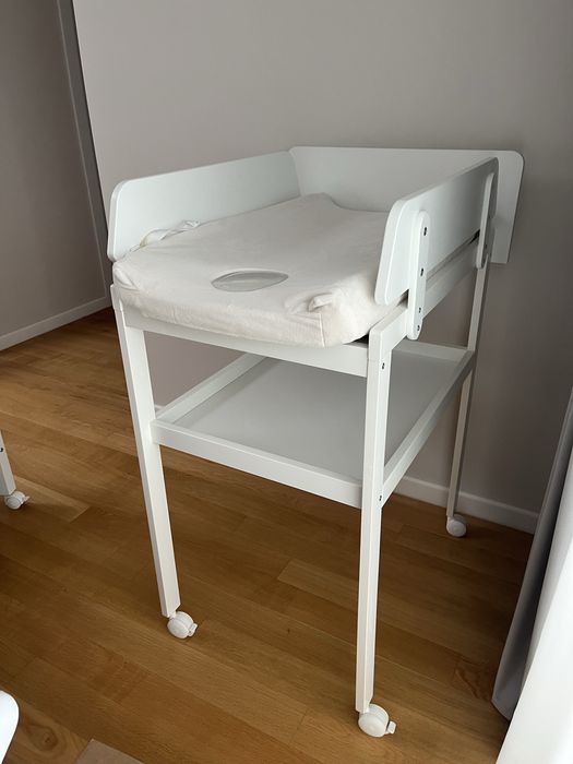 Masa de infasat din lemn masiv cu roti si protectie laterala