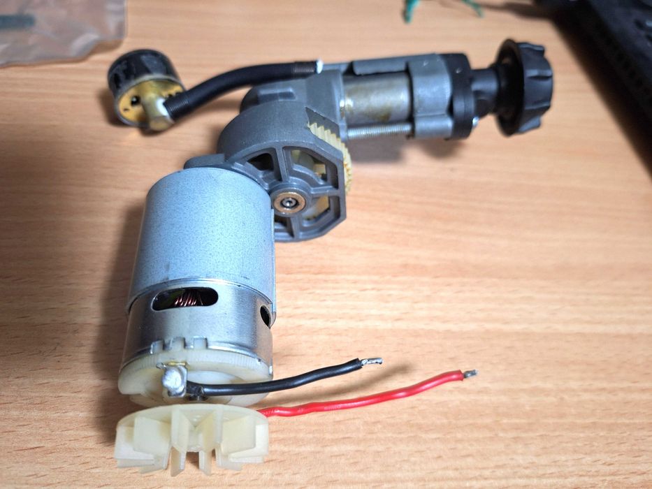 Compresor auto cu piston la 12 volti