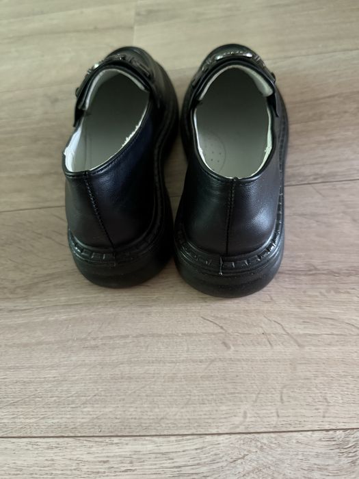 Продам туфли для девочки