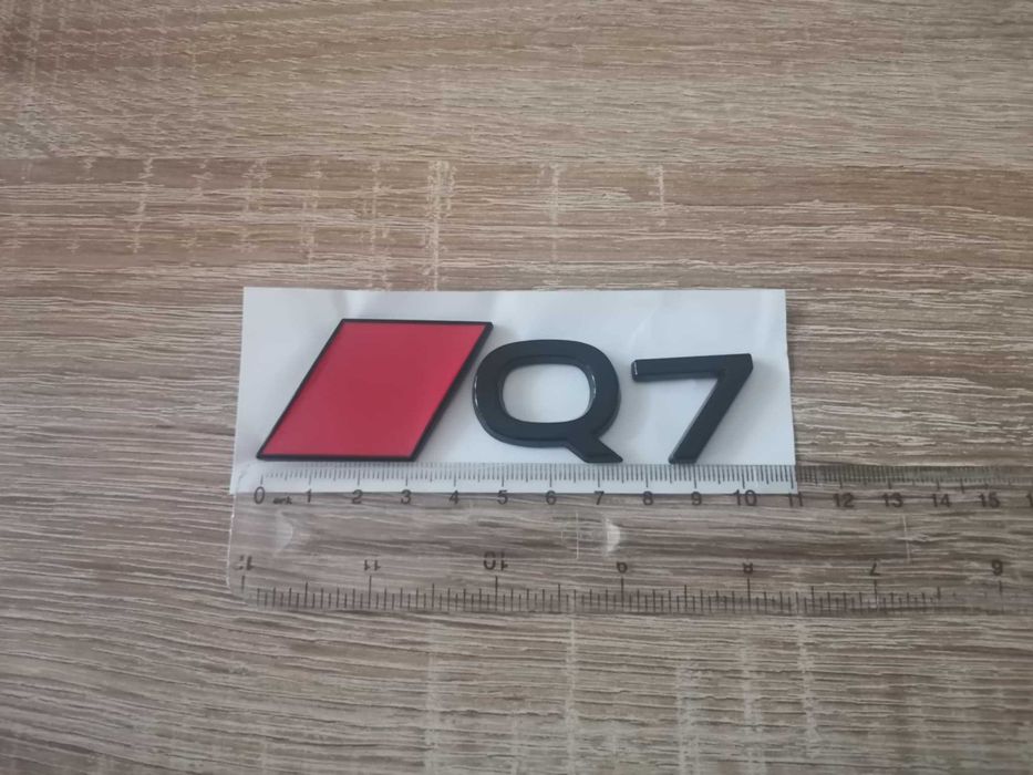 емблема Audi Q7 нов стил черено с червено