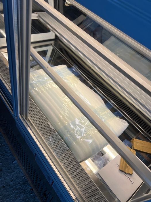 Vitrina frigorifica alba pentru cofetarie