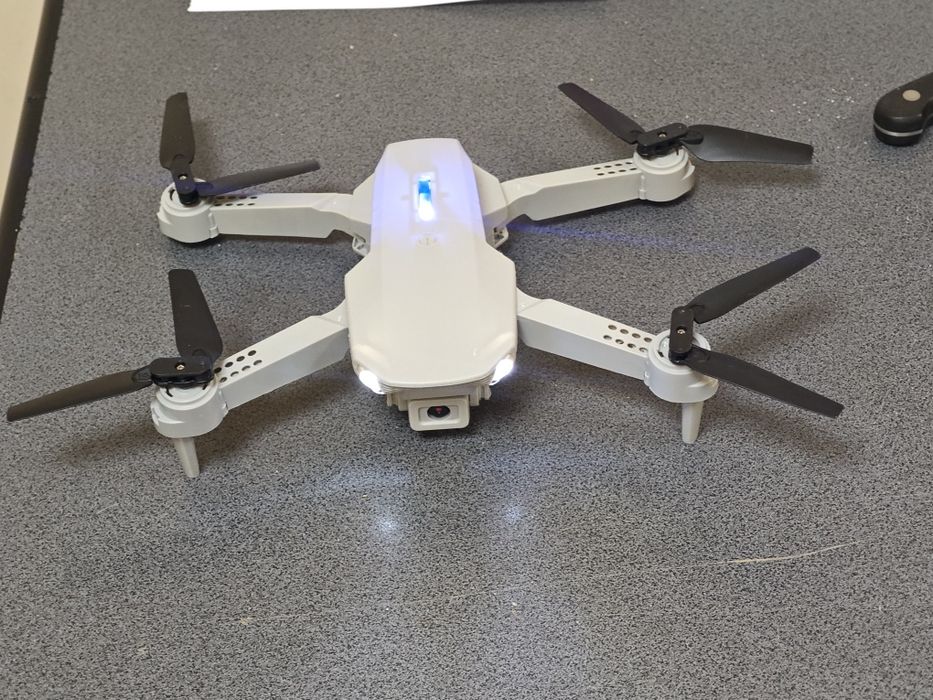 Dronă cu camera HD