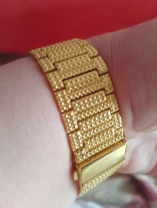 Луксозен часовник в цвят жълто злато  и  светещи елементи