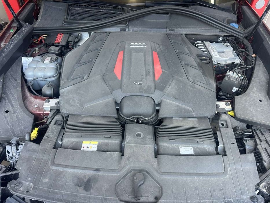 Audi SQ8 4.0 TFSI 507 k.c. на части.