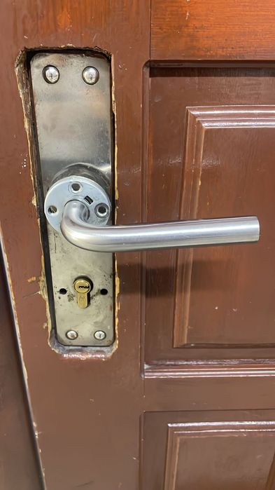 Вскрытие, Ремонт замков, межкомн., пластиковых, входных дверей и окон.