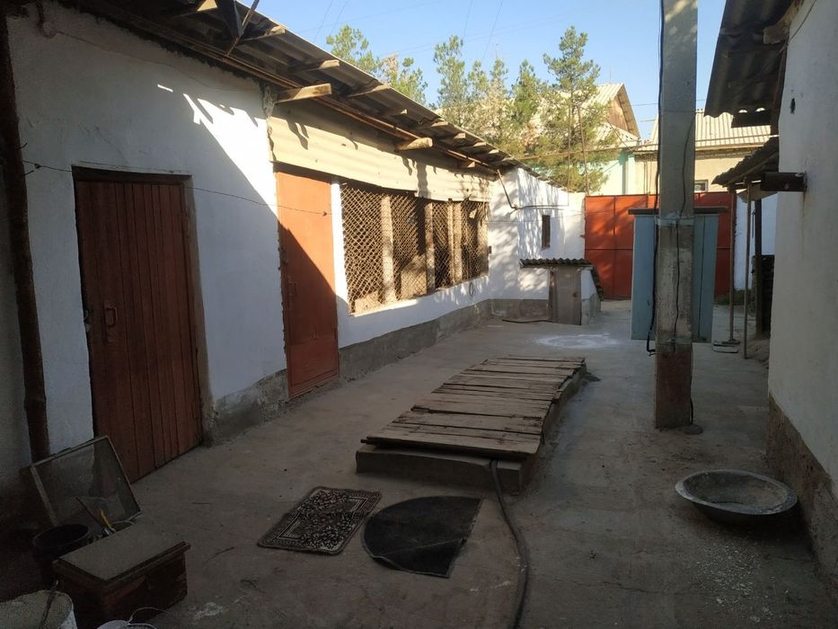 Кучмас мулк сотилади  пастда номерлари езилган эгасини муроожат киласи