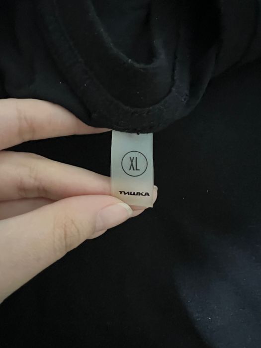 Футболка с надписью на спине