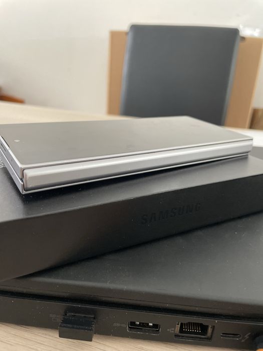Продавам Samsung Z-Fold 6