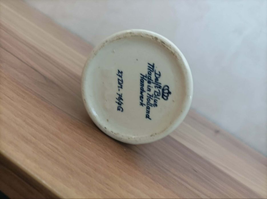 Порцеланово шише за алкохол.