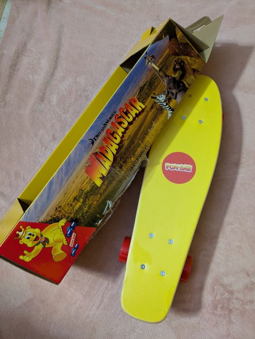 Skateboard nou 57 cm cu desene din filmul Madagascar