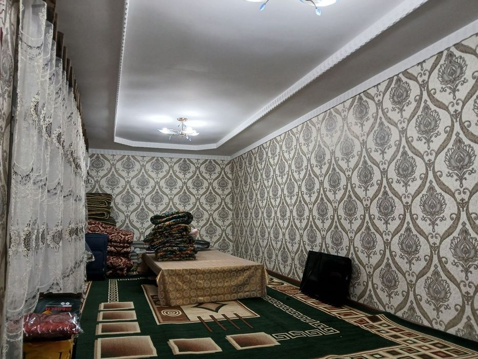 Uyda svet gaz bor pishigʻ gʻisht plitadan qurilgan