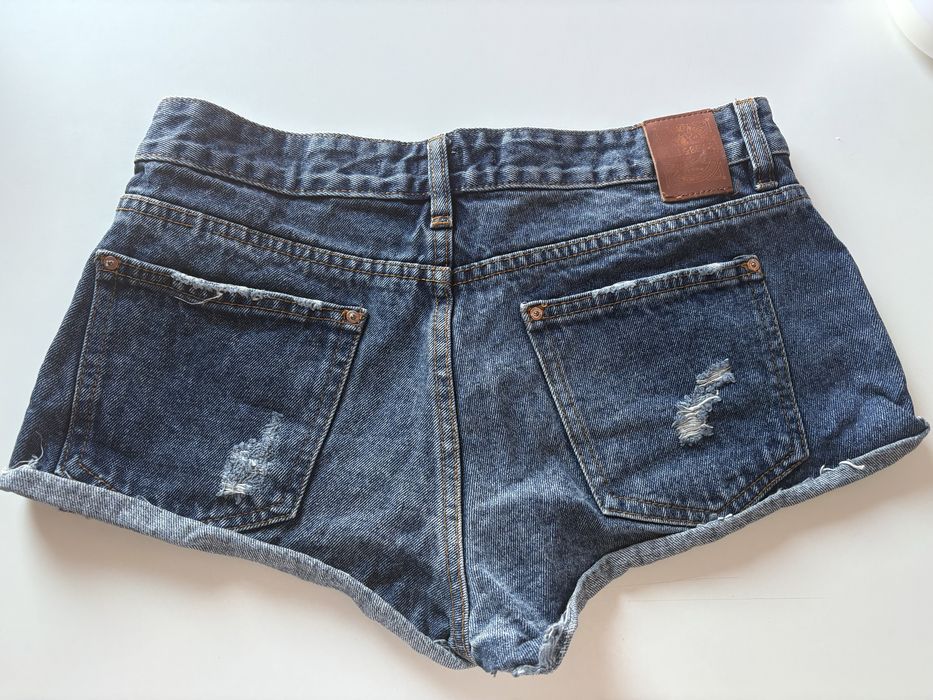 Blugi scurti de la pull and bear