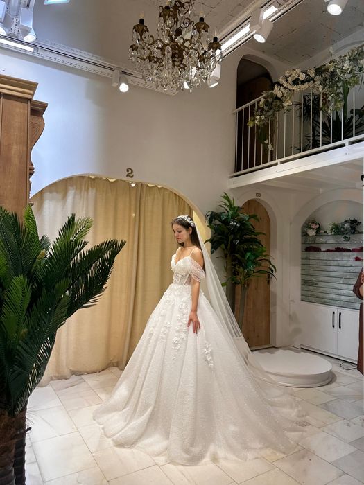 Продавам дизайнерска рокля