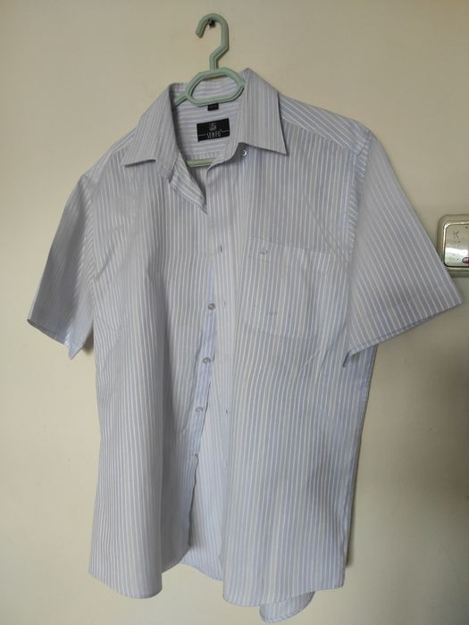 cămăși cu mânecă scurtă sau lungă cu mărimi diferite și modele diferit