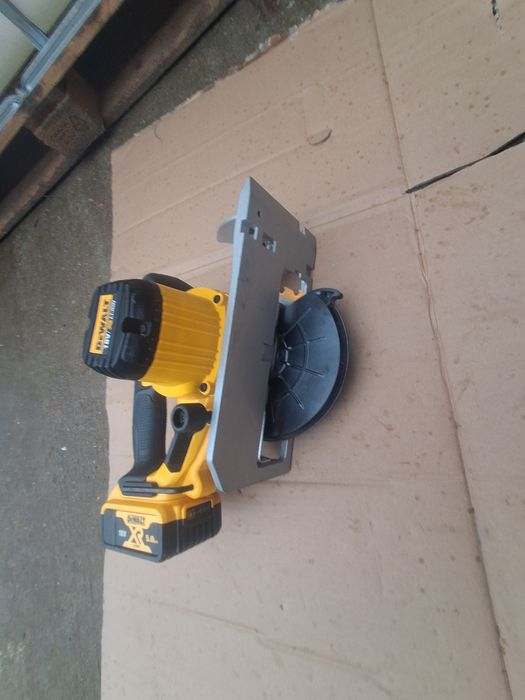 Circular dewalt DCS 391 .