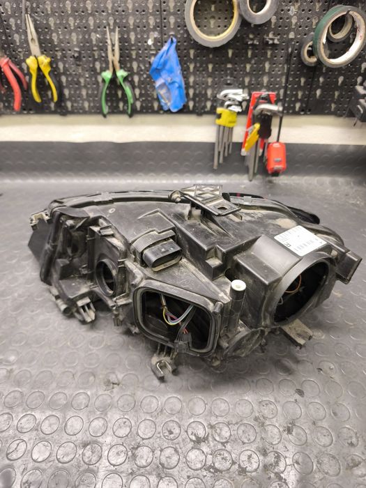 Ксенонов десен Фар audi A4 B8