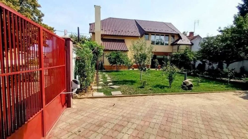 REZERVATĂ.Vind casă zonă centrală sau schimb cu casă mai mică.