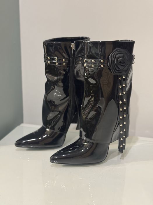 Черни лачени ботушки на ток