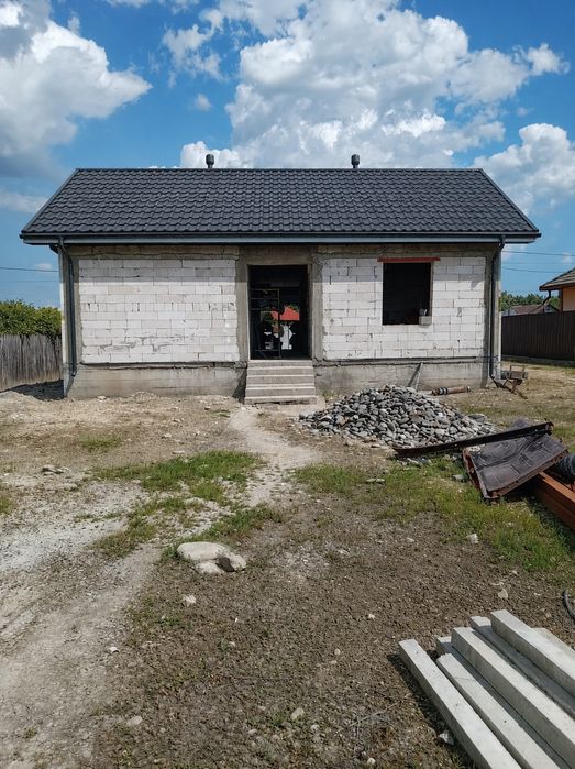 Montaj Acoperisuri – Reparatii acoperisuri – Mansardare – Dulgherie: 

Va punem la dispozitie servicii de montaj acoperisuri, reparatii