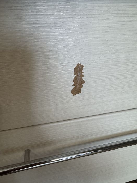 Комод в комплекте с зеркалом.