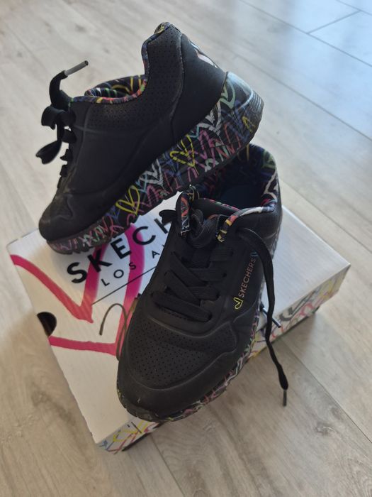 adidași negri pentru copii sunt Skechers Uno Lite - Lovely Luv,