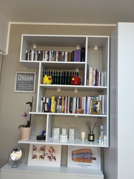 Biblioteca de perete