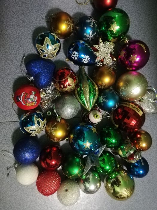 Новогодние игрушки и мишуры