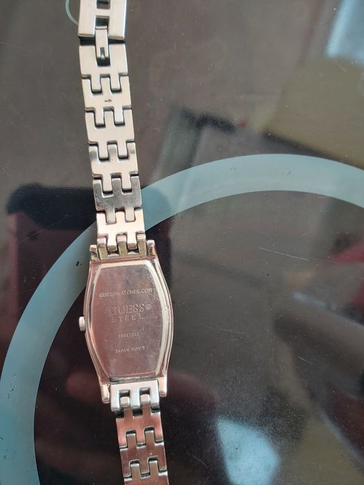 Часовник GUESS.