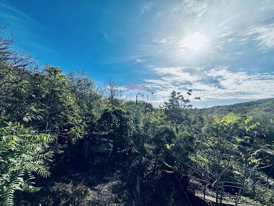 Двуетажна къща с двор и гараж за продажба, гр. Балчик, Я.И.