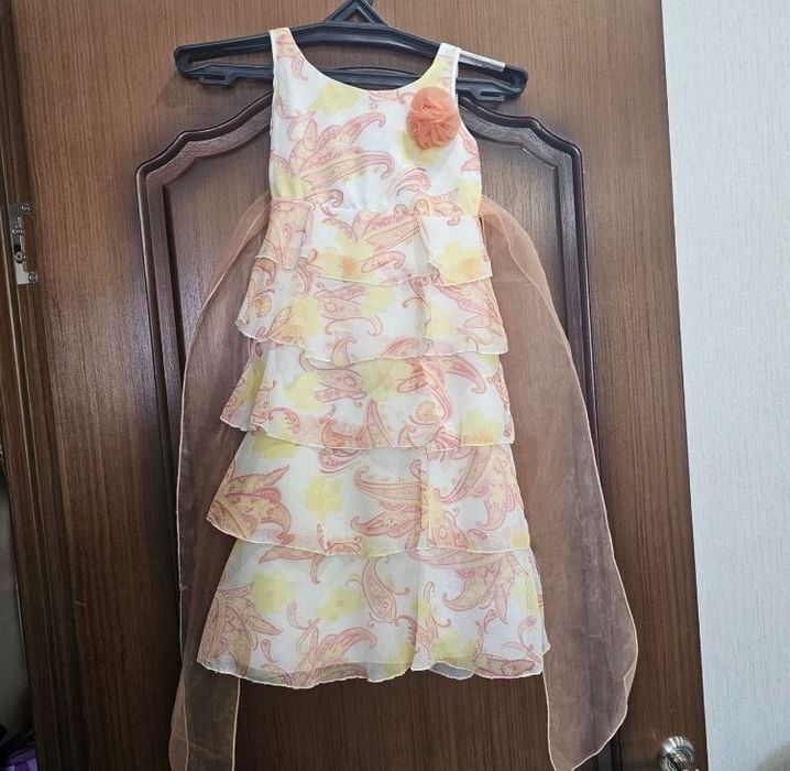 Продам платье нарядное для девочки на 3-5 лет