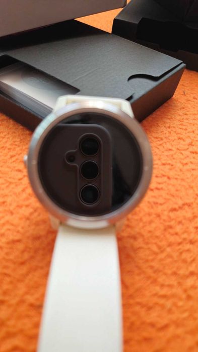 Смарт часовник Garmin Vivoactive 3 бял