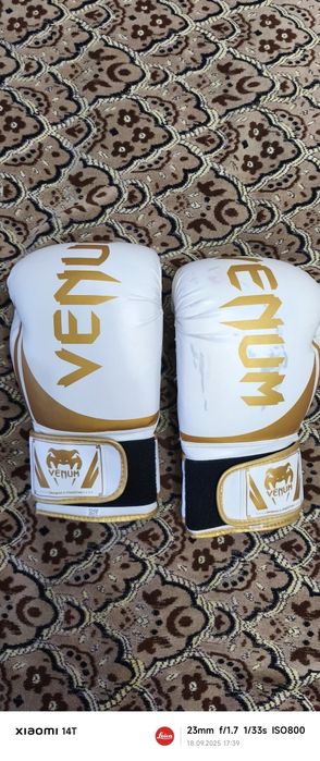 Продам боксерские перчатки venum