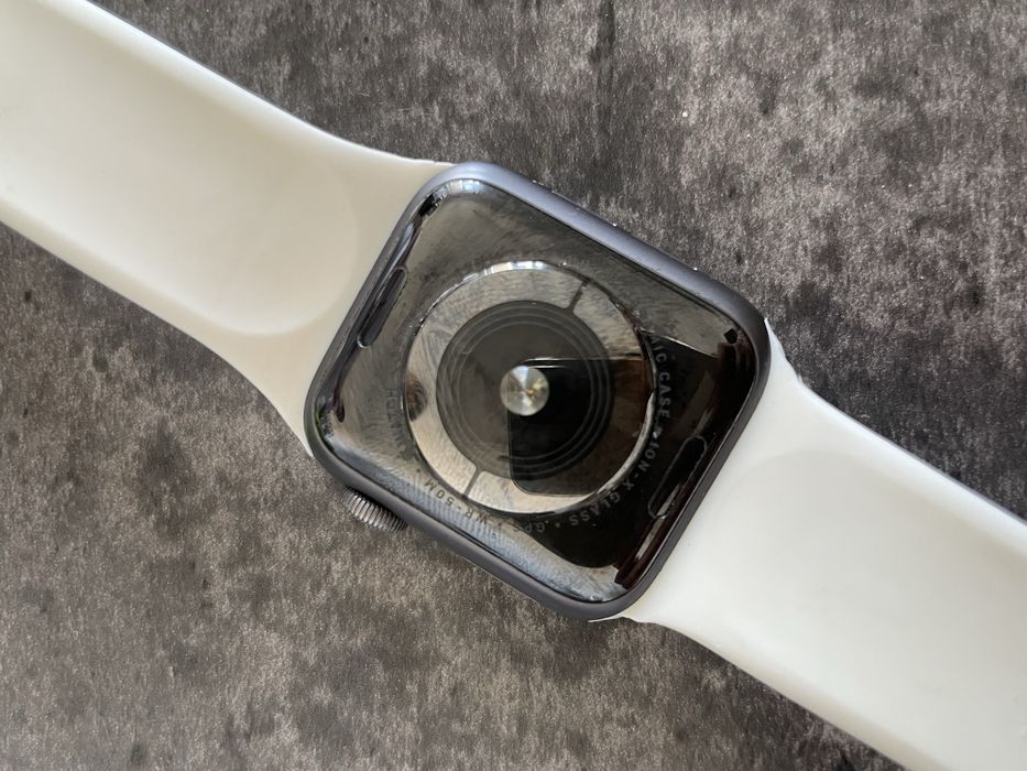 Iphone i watch sotiladi 4 40 mm