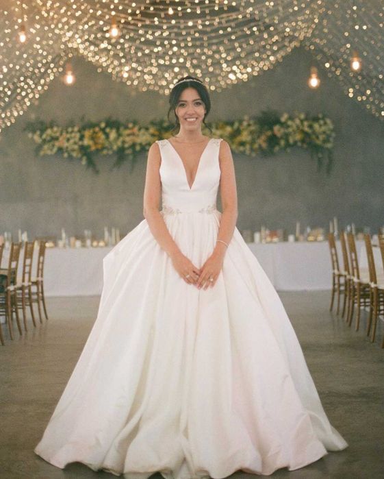 Дизайнерска Сатенена сватбена / булчинска рокля Eva Lendel + аксесоари