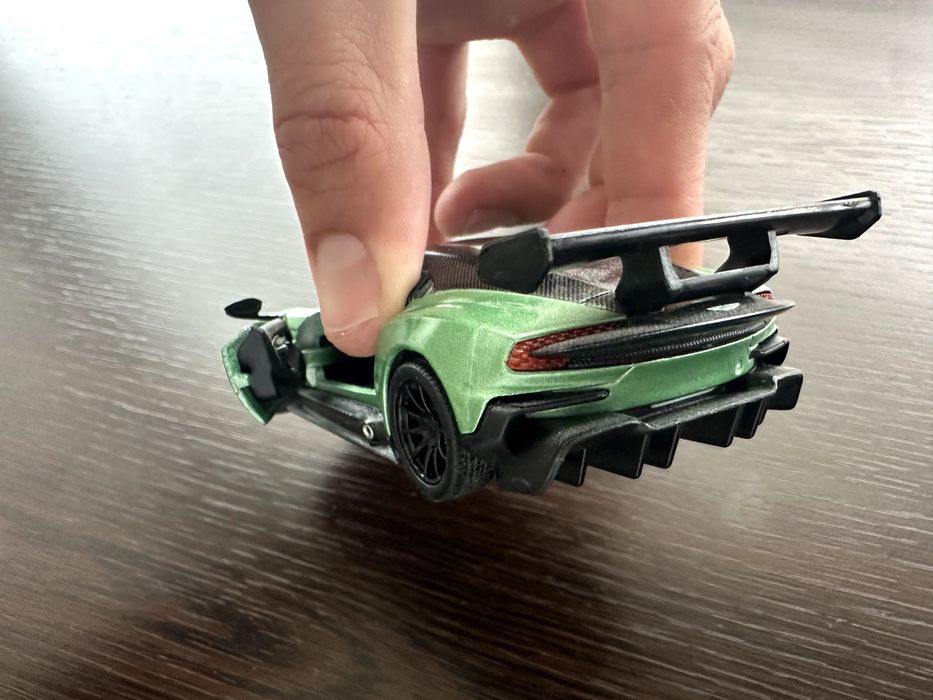 Метални колички Aston Martin & Bentley Kinsmart 1:36