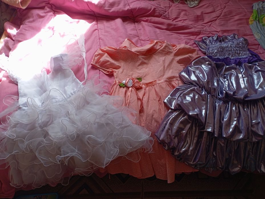 Продам три платья на девочку