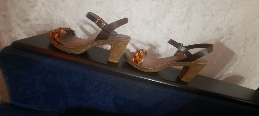 Босоножки женские      .