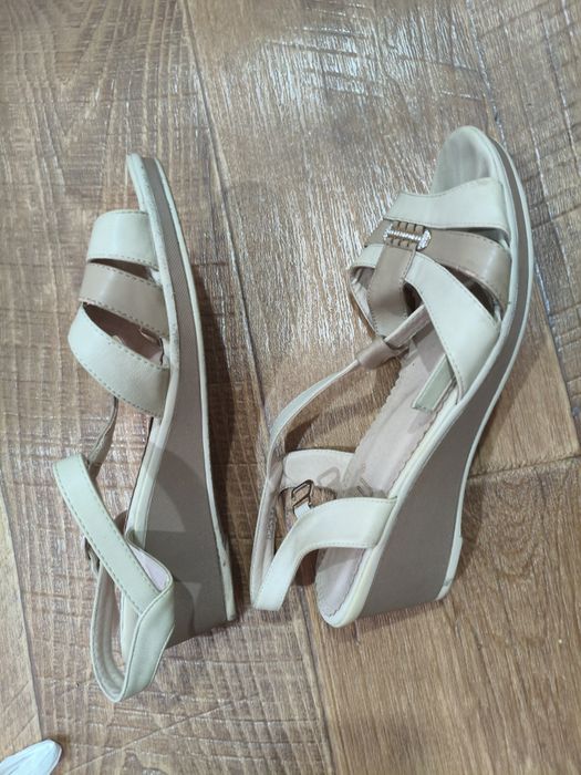 Продам черные и бежевые босоножки