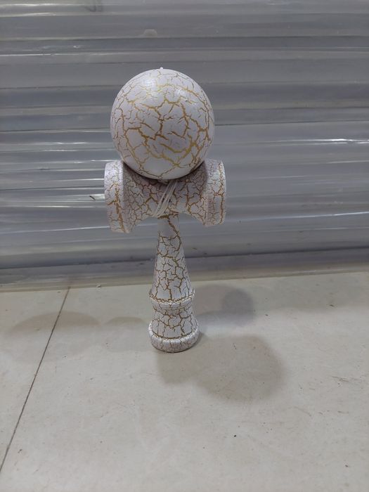 Kendama de culoare alba argintie