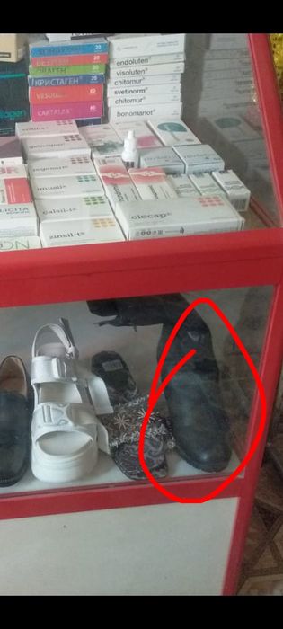 Әртүрлі заттар киімдер сатылады