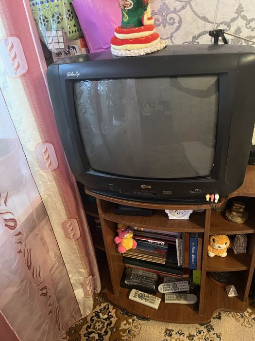 Продам телевизор с подставкой